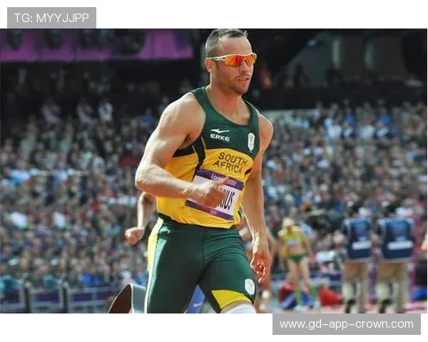 奥斯卡·皮斯托瑞斯穿西装跟金链子的样子，怎么看都不像运动员啊！