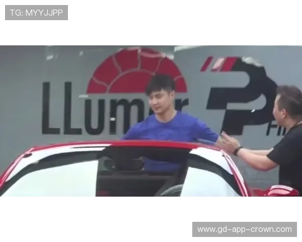 翁泓阳居然开着百万豪车去球场，打完比赛就变回邻家大男孩？