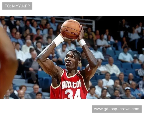 哈基姆·奥拉朱旺篮下脚步对比乔丹体现更高效率与得分多样性