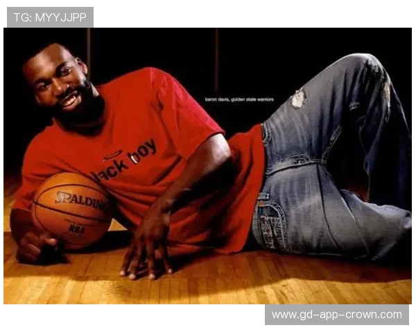 巴郎·戴维斯无球跑位提升三分效率显著拉开球队进攻空间