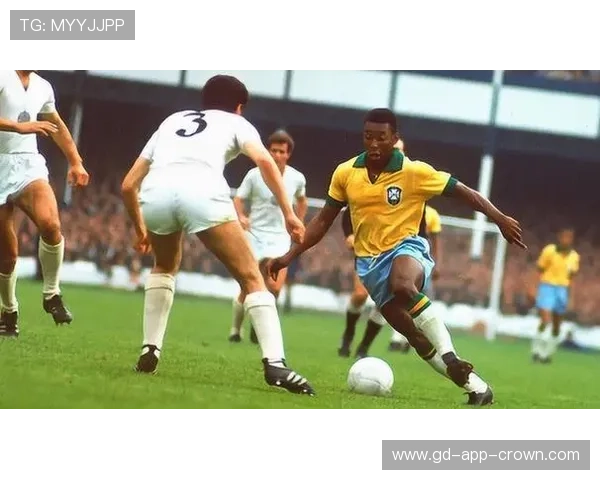 爆发盘带突破撕裂后防线：贝利与伪9关键战角色对比